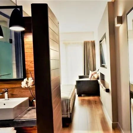 Light Golden Hotel Warna