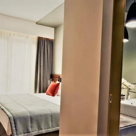 Light Golden Hotel Warna